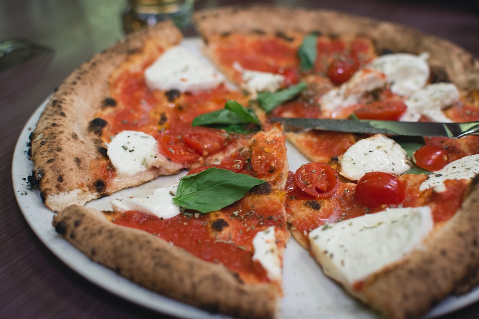 pizza italiana con tomate y queso